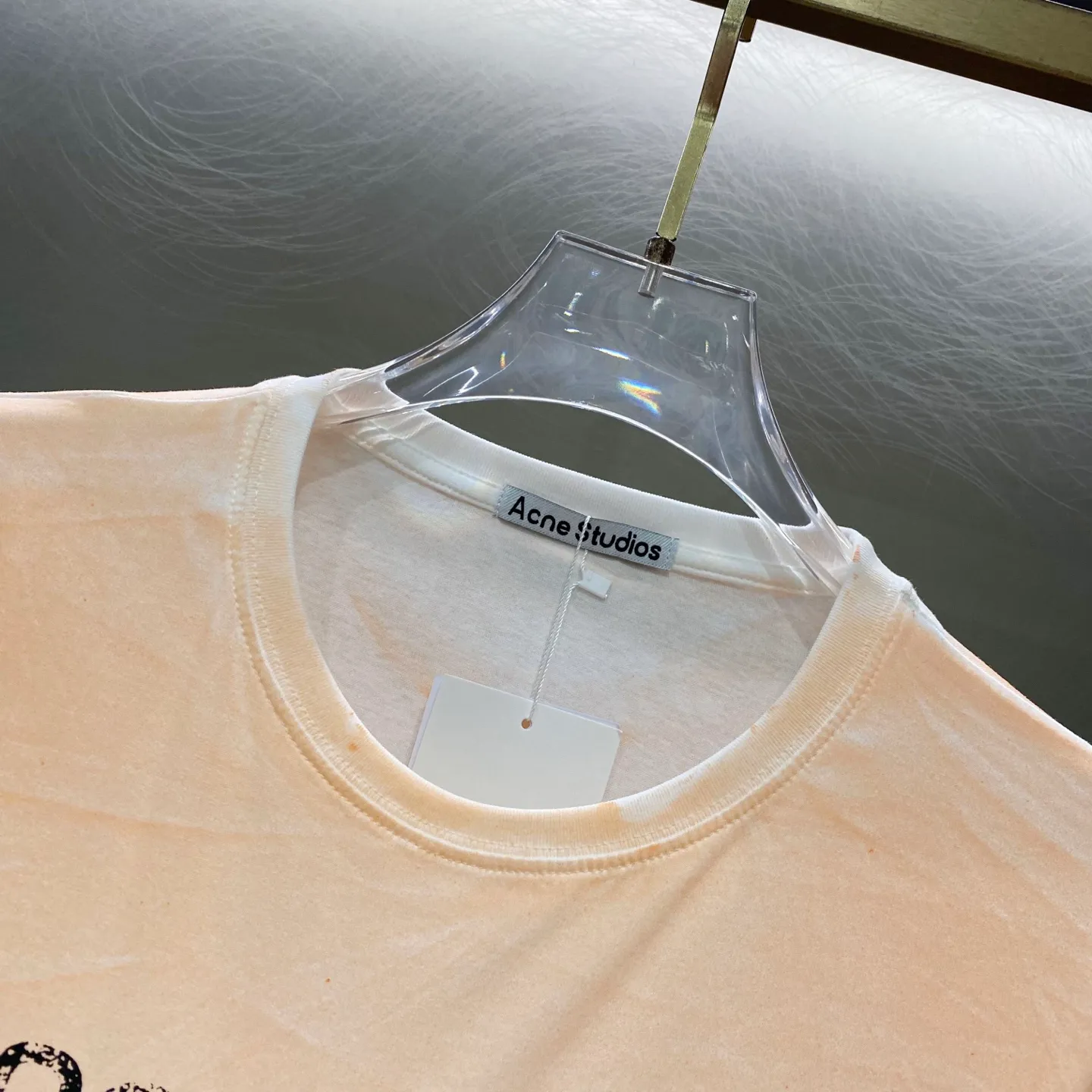 Autumn is a base layer that can be worn all year round. Acne Studios men's and women's Same Style distressed washed round neck loose long-sleeved T-shirt is made of customized G 32s 85% snowflake cotton + 15% linen blended fabric with a comfortable upper body feel. Custom-woven and dyed yarn, the color is 100% consistent. The logo adopts a specially imported screen glue printing process. The small print on the chest pocket highlights ACNE's small features. The entire set of accessories is independently developed, and every small detail is perfectly presented. Retro distressed style uses White as the base color collar, and the upper body uses a unique tea dyeing process to give a natural and Retro tone. The printing is particularly strong and not easy to fall off after high temperature fixation. Fabric customization: gram snowflake cotton, garment dyeing + hand-grinding holes + sand blasting + 1:1 customization 100% reduction! The right product on the market! The fabric is super soft for men and women Same Style ACNE Pocket Print Long Sleeve Color: Black White Pink Navy Blue Gray Size：S-XL